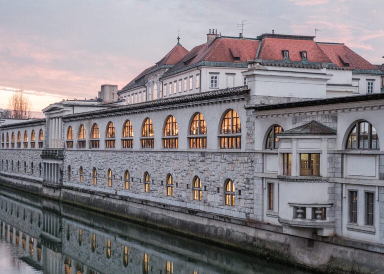 Blick auf Ljubljana Fluss und Gebäude