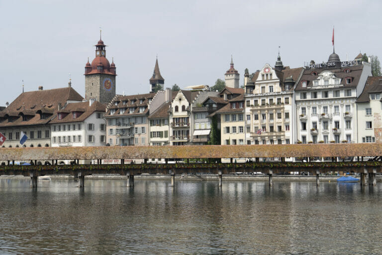 Die Kapellbrücke ist eine von vielen Sehenswürdigkeiten in Luzern