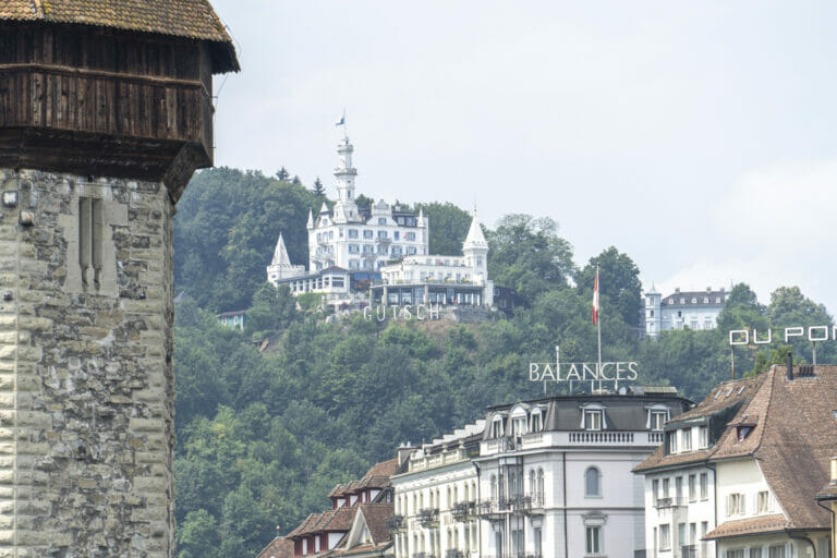 Blick von der Stadt hinauf zum Schloss Gütsch