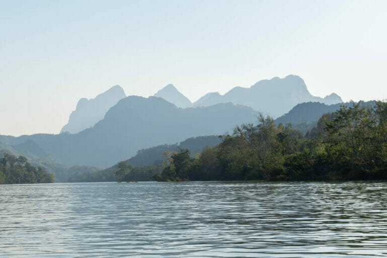 Blick auf den Nam Ou River mit Karstlandschaft