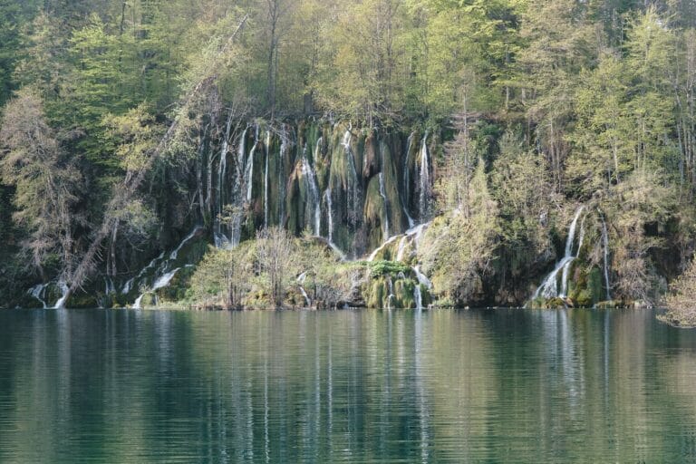 Im Nationalpark Plitvicer Seen gibt es viele Wasserfälle