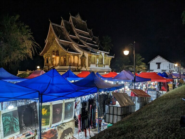Nachtmarkt Luang Prabang am Königspalast