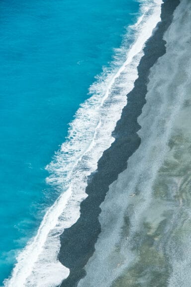 Blick auf den schwarzen Strand