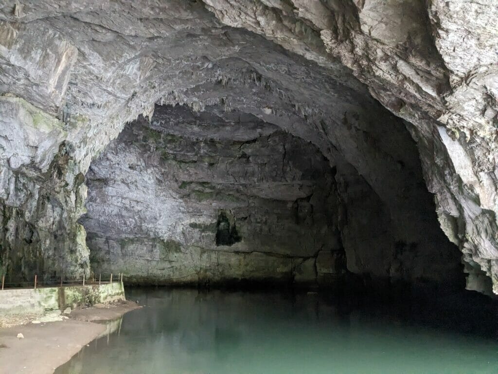 Türkis-schimmerndes Wasser in der Grotte
