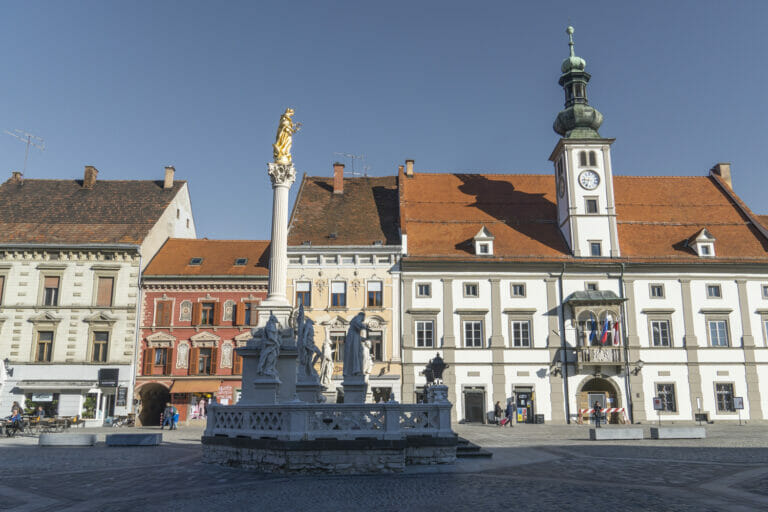 Das Rathaus mit Pestsäule am Hauptplatz