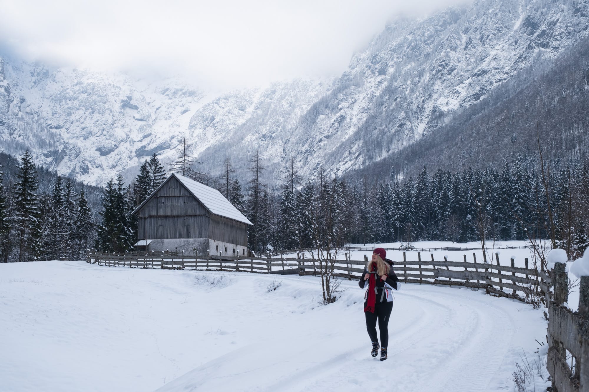 Winterwanderung durch das Gletschertal Robanov Kot in Slowenien