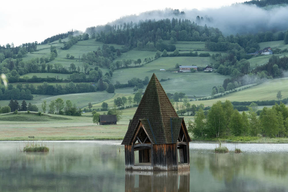 Rottenmanner Teich mit Kirchturm im Wasser