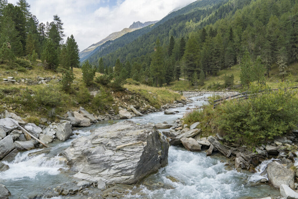 Blick über die Schwarzach von der letzten Brücke