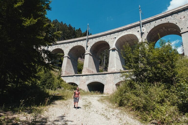 Zahlreiche Viadukte liegen auf dem Bahnwanderweg