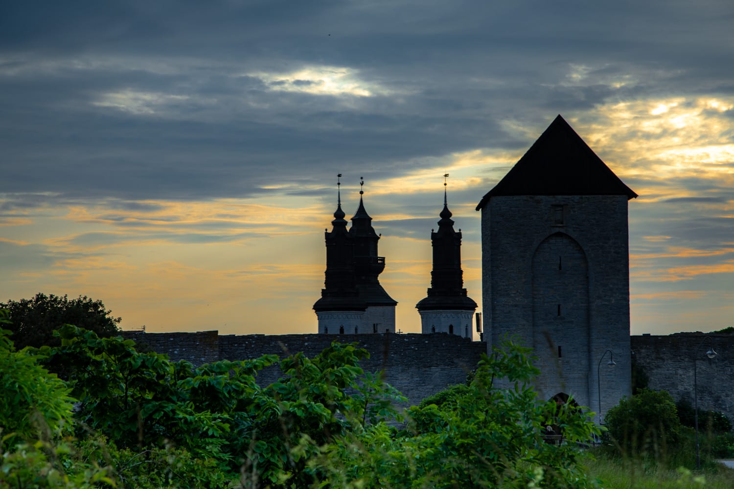 Mittelalterliche Stadtmauer von Visby mit der Domkirche St. Marien auf Gotland nach Sonnenuntergang