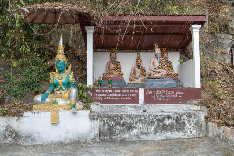 Weitere Statuen am Wat Long Khun