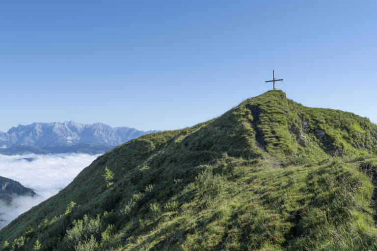 Blick auf das Gipfelkreuz Tagkopf