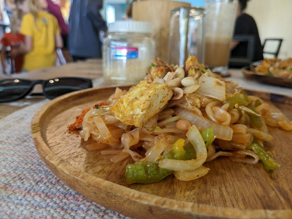 Ein Pad Thai ähnliches Gericht bei 2 Little Birds Café