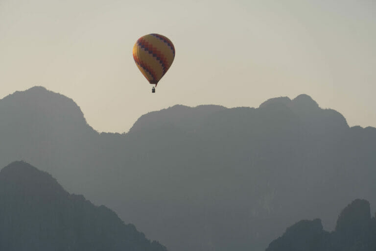 Heißluftballon über Vang Vieng
