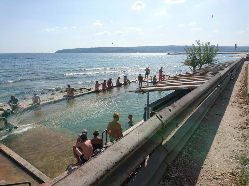Ein Schwimmbecken direkt am Schwarzen Meer in Varna