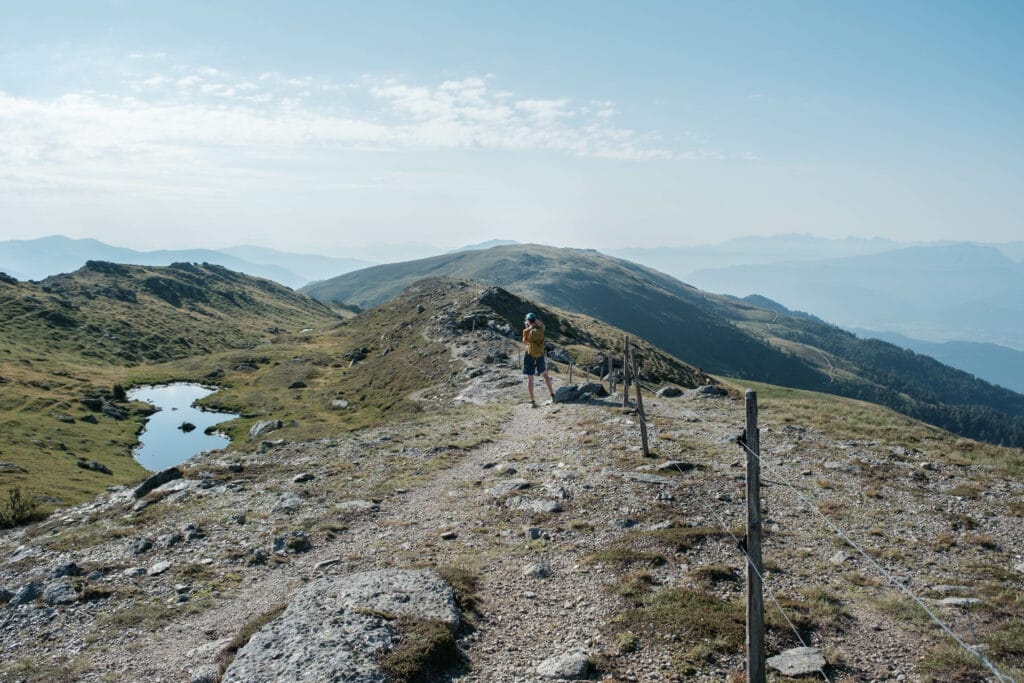 Wanderweg am Bergrücken in den Nockbergen