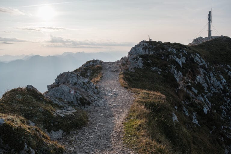 Nicht nur bei Glatteis kann es gefährlich werden (roter Weg)