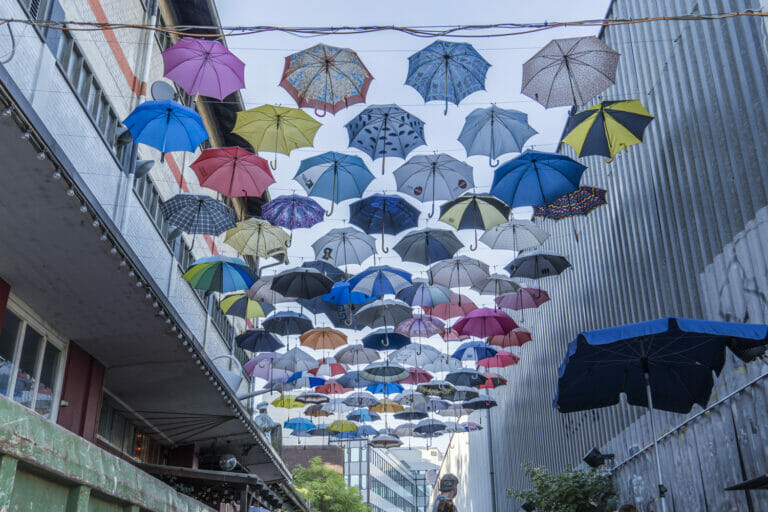 Diese schöne Regenschirmgasse liegt im Westviertel in Zürich
