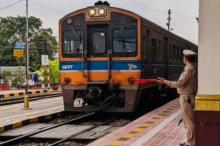 Vorsicht, der Zug nach Chiang Mai fährt ein